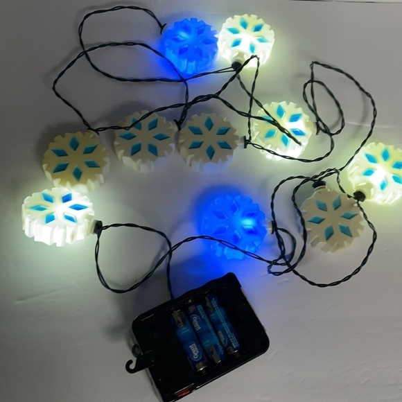 Snow Flake Dancing Lights and Music - Picture 6 of 13